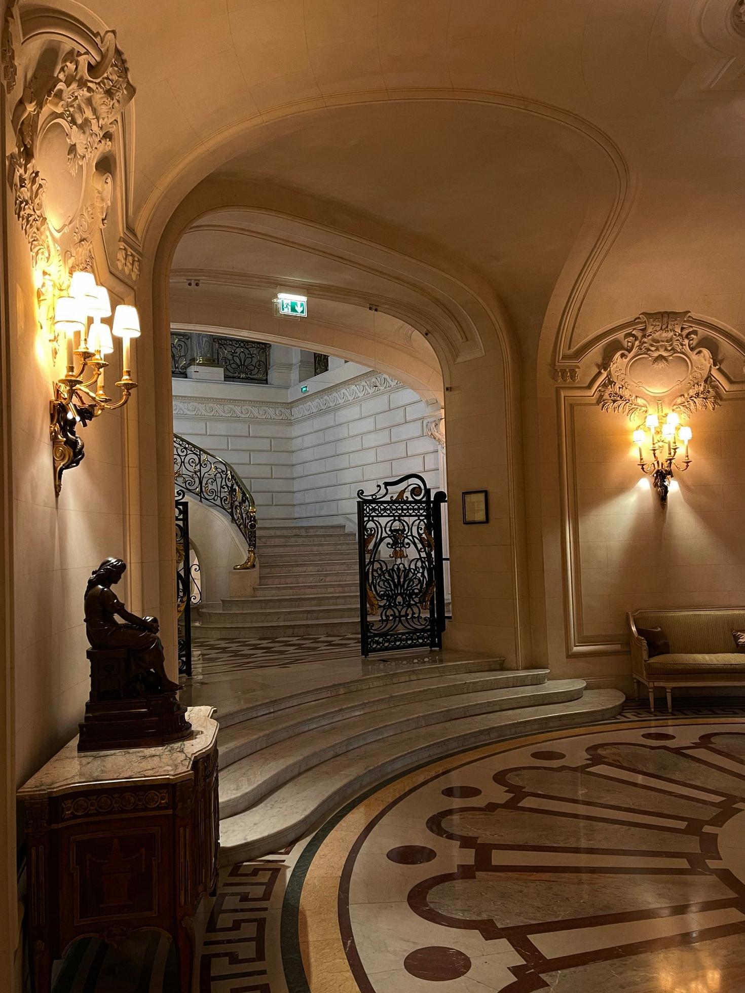 Lobby élégant de l'Hôtel Souvenir Vivant